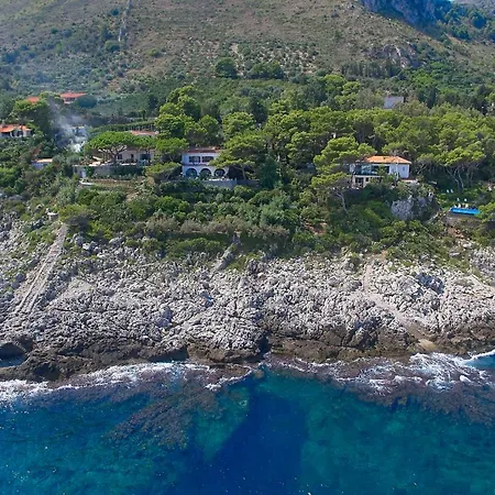 Majus Villa